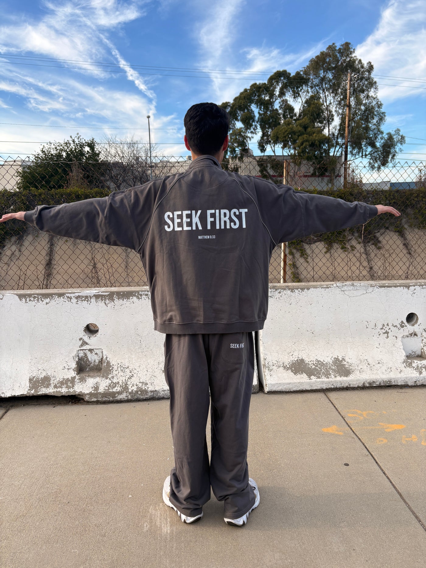"SEEK FIRST" SWEATPANTS